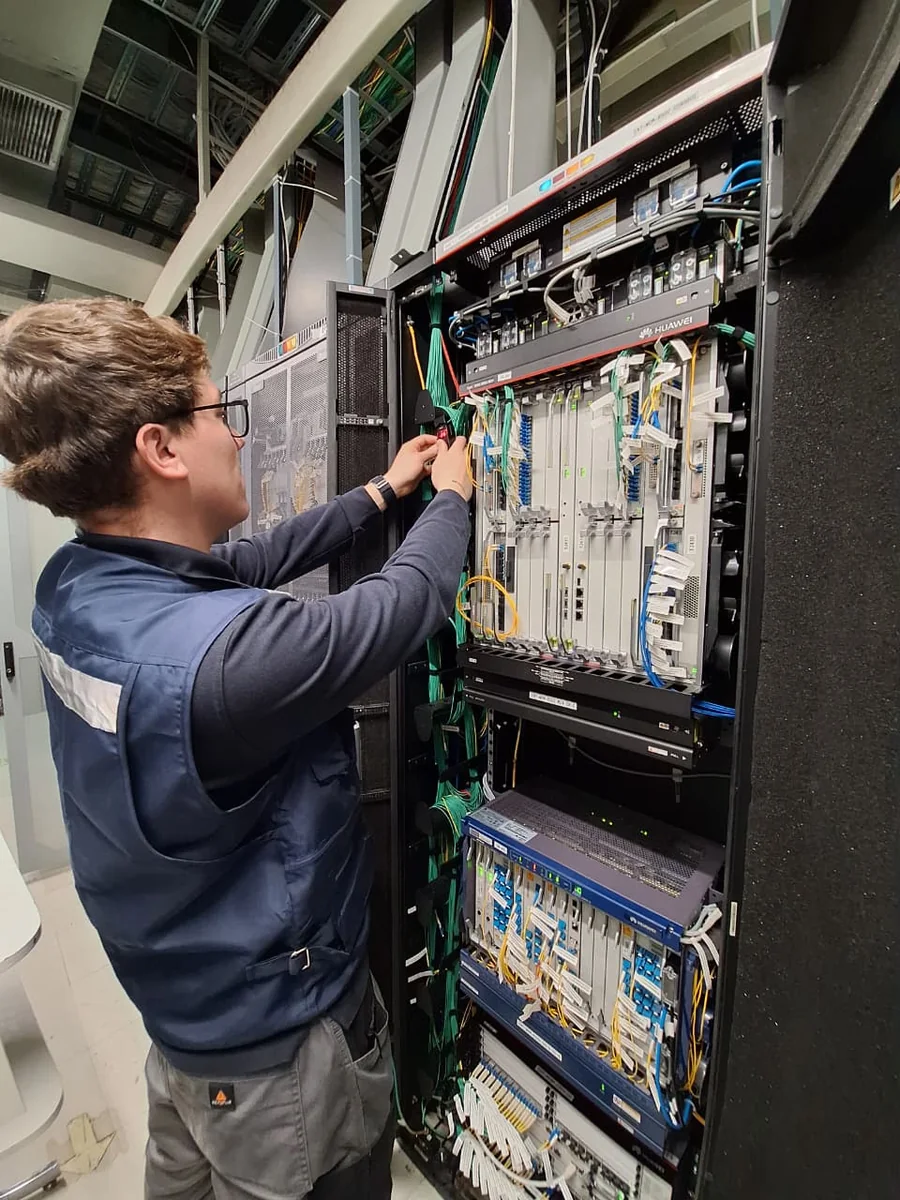Especialista técnico de Tamatel trabajando sobre infraestructura tecnológica